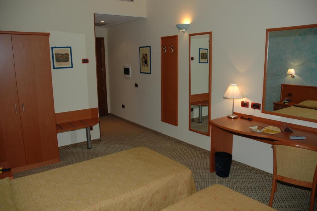 Hotel Brindor Poirino Kamer foto