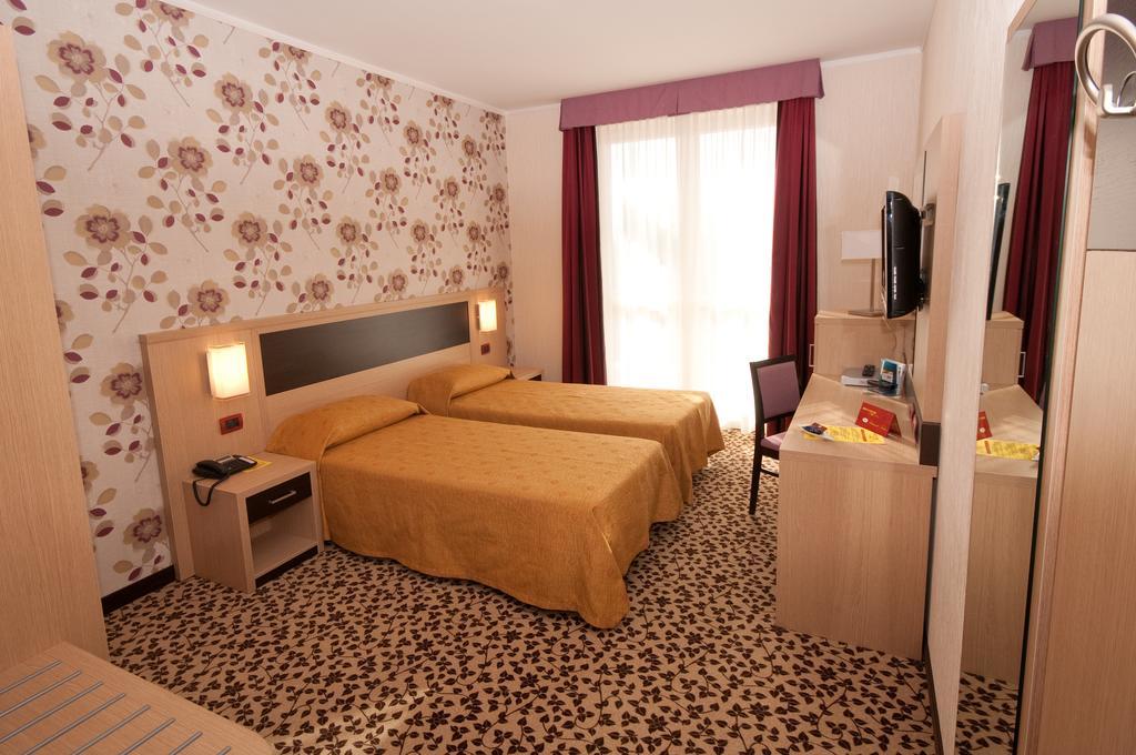 Hotel Brindor Poirino Buitenkant foto