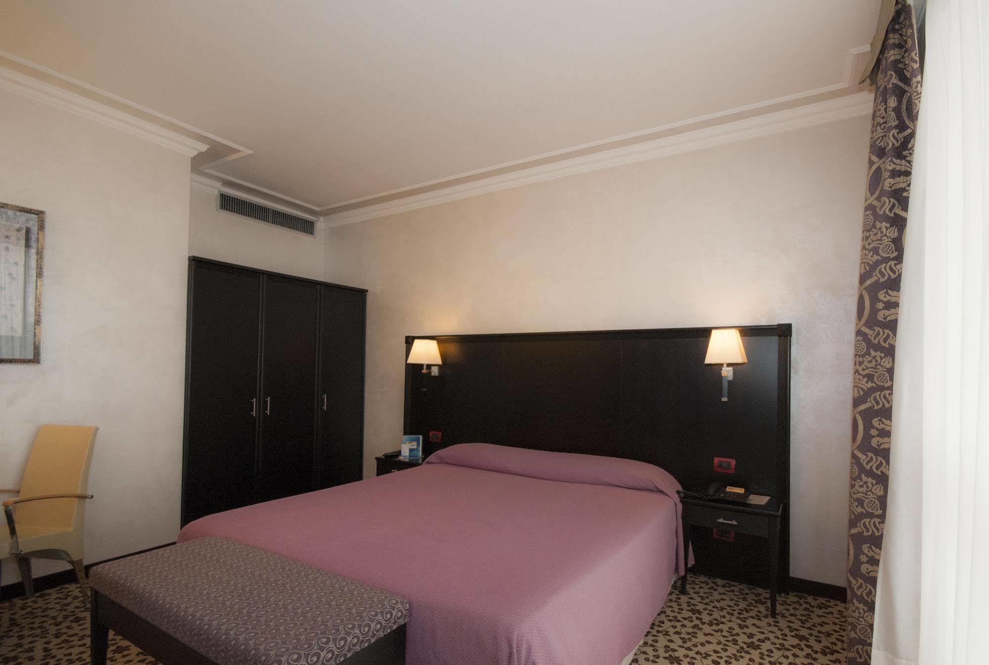 Hotel Brindor Poirino Buitenkant foto
