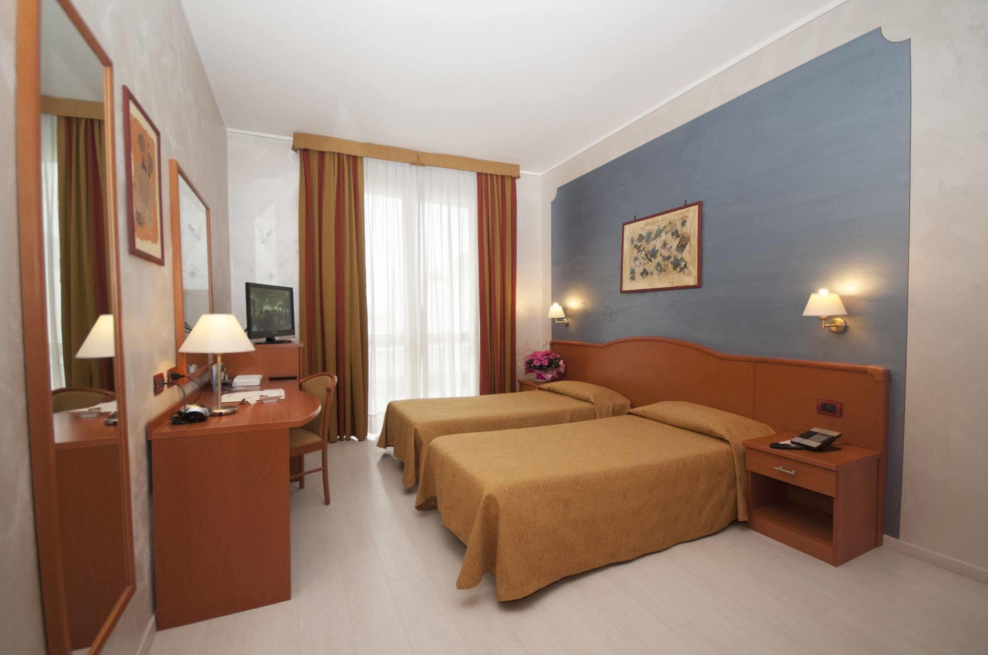 Hotel Brindor Poirino Buitenkant foto