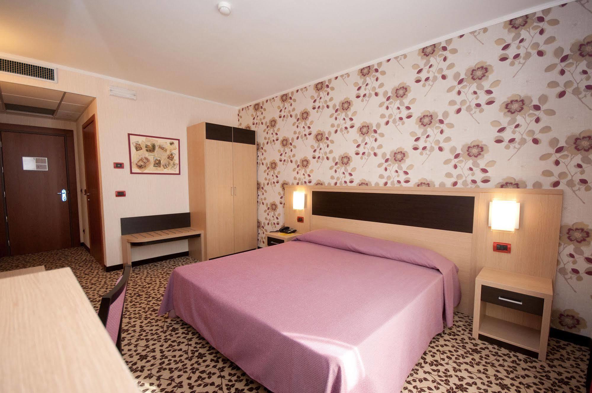 Hotel Brindor Poirino Buitenkant foto
