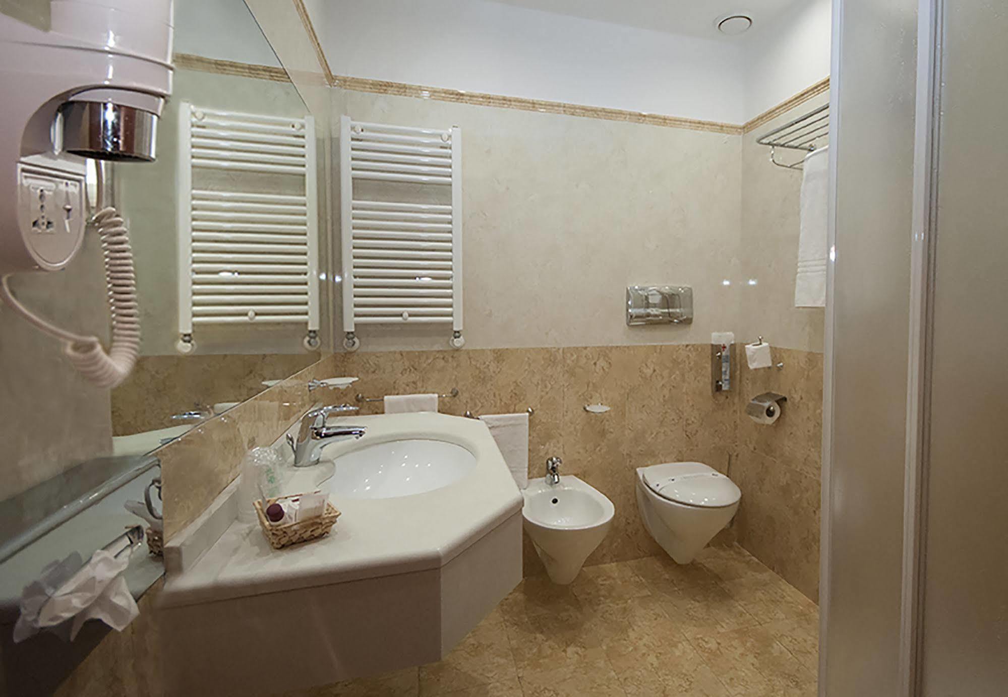 Hotel Brindor Poirino Buitenkant foto