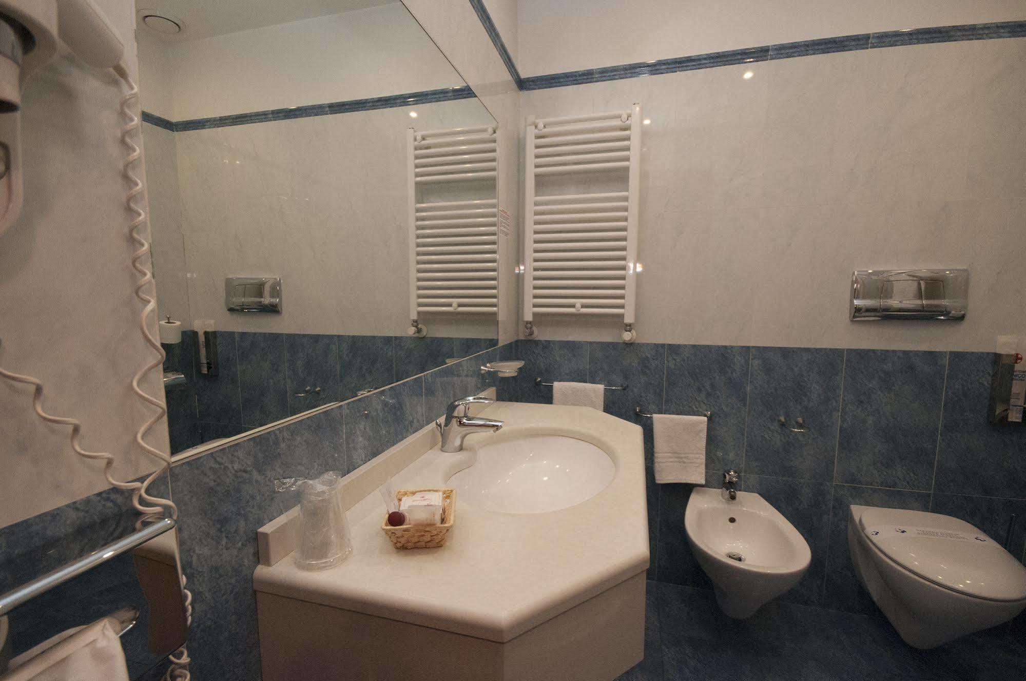 Hotel Brindor Poirino Buitenkant foto