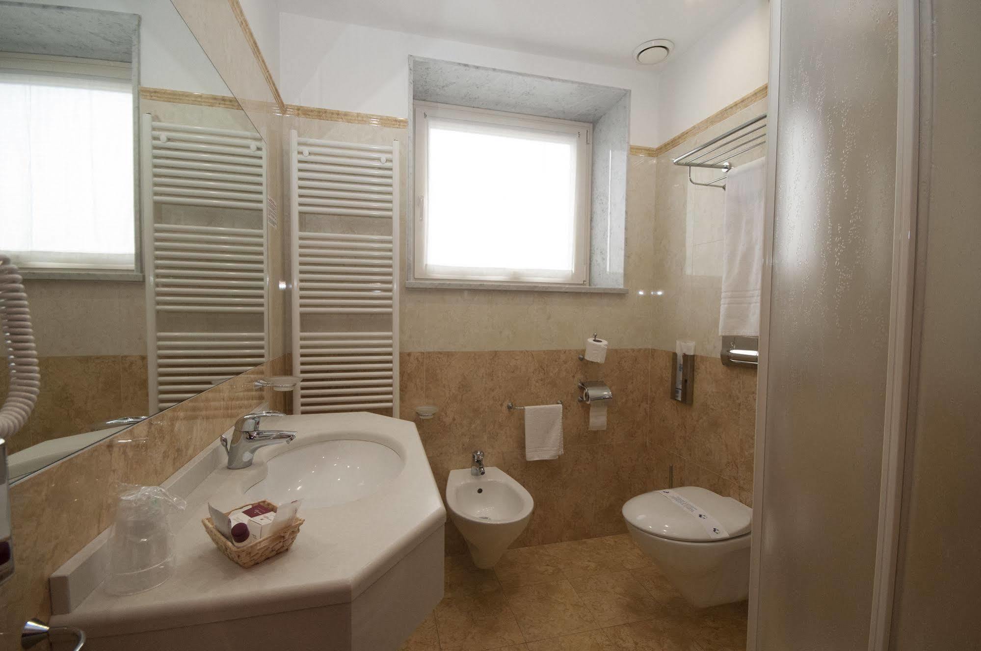 Hotel Brindor Poirino Buitenkant foto