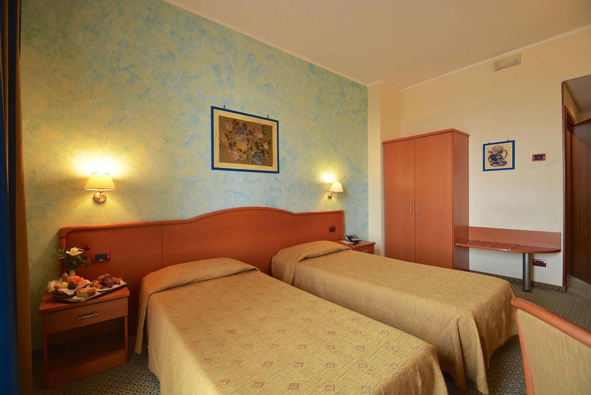 Hotel Brindor Poirino Buitenkant foto
