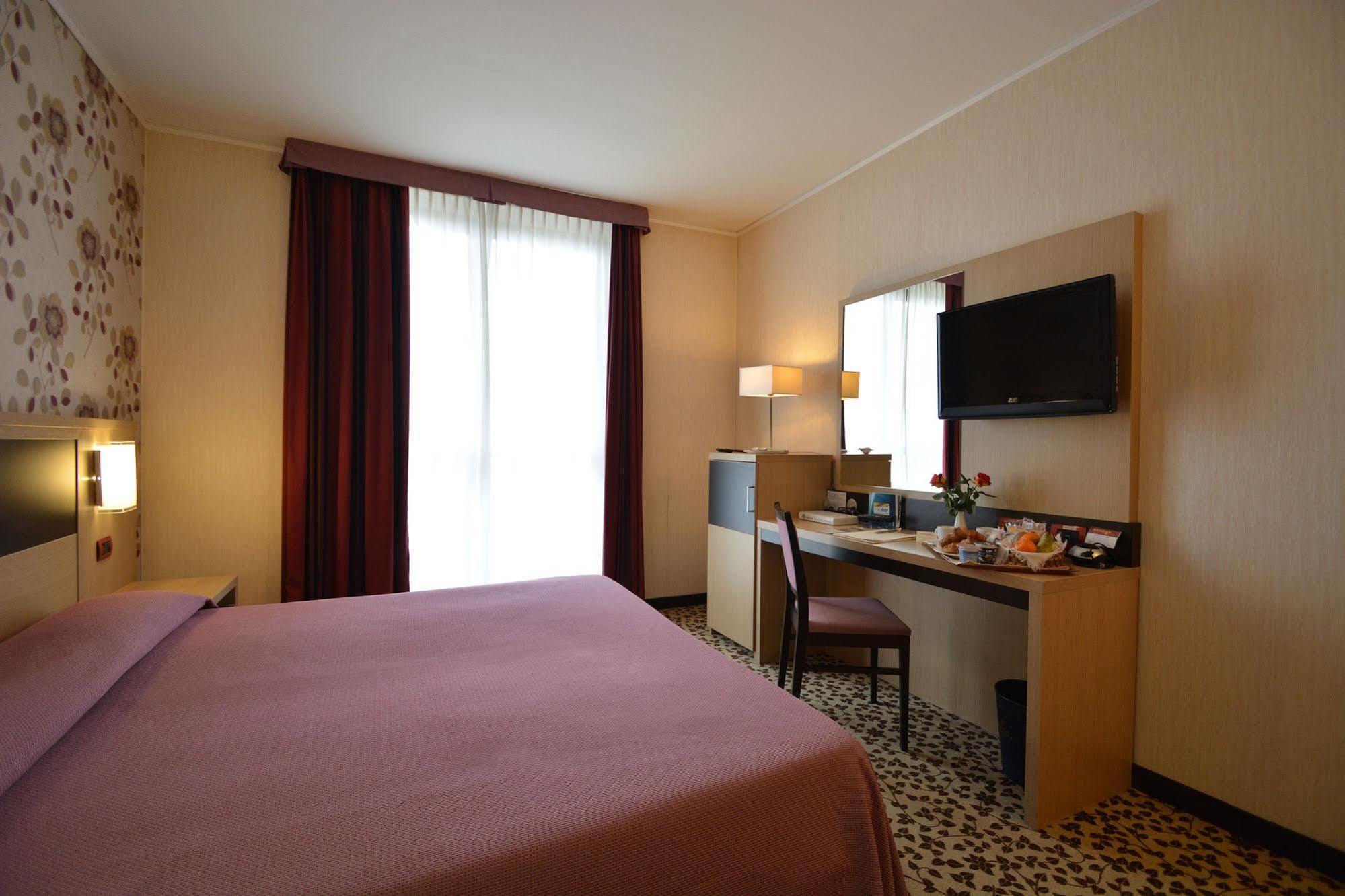 Hotel Brindor Poirino Buitenkant foto