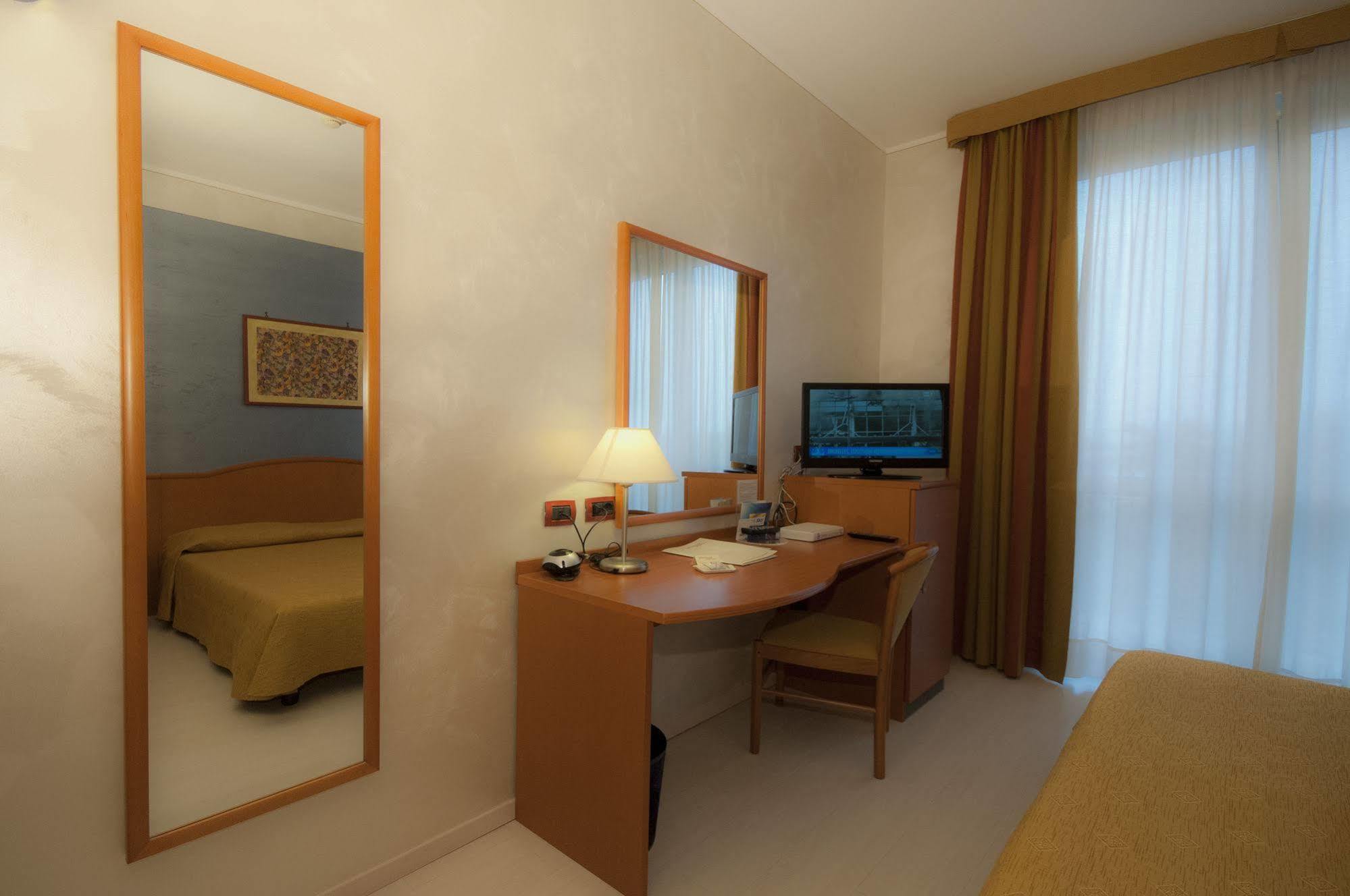 Hotel Brindor Poirino Buitenkant foto