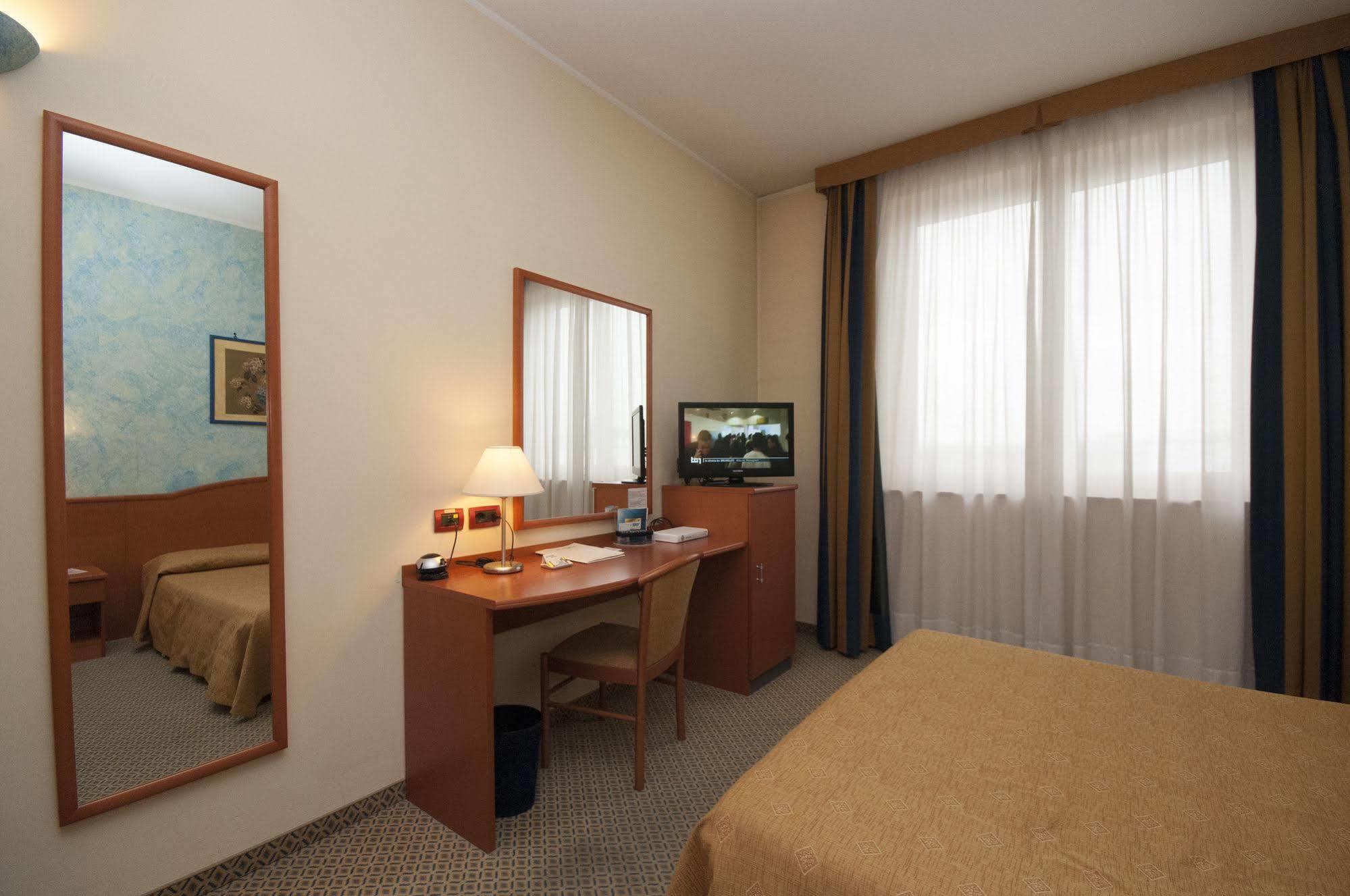 Hotel Brindor Poirino Buitenkant foto