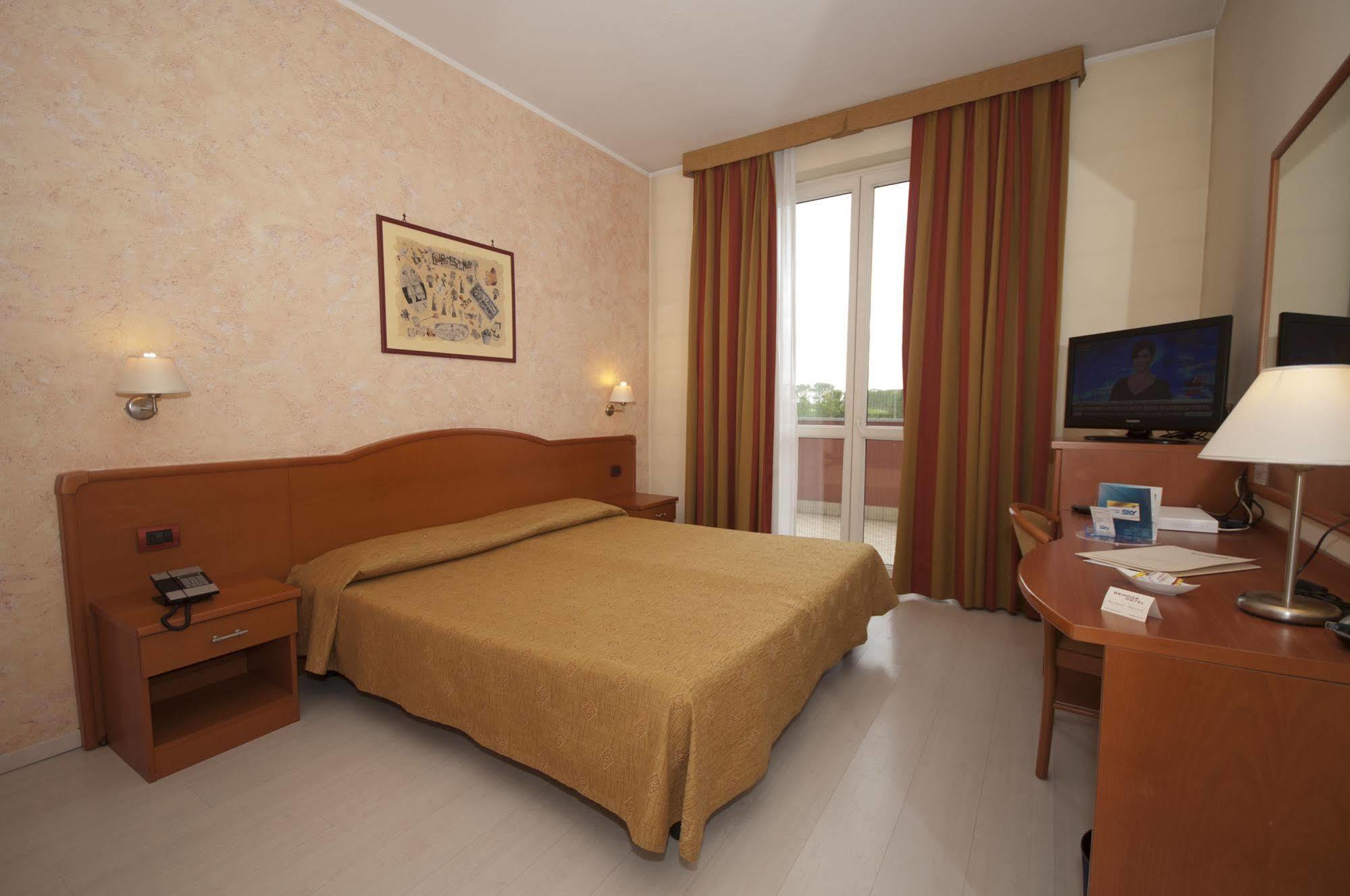 Hotel Brindor Poirino Buitenkant foto